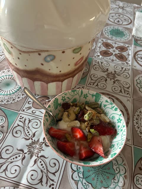 Frutta fresca, frutta secca e kefir al mirtillo