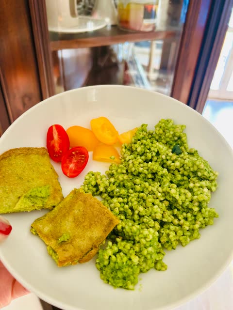 Frittata al forno al basico, pomodorini, sorgo al pesto