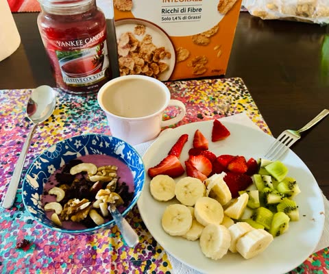 Frutta fresca di stagione, frutta secca e kefir al mirtillo 2